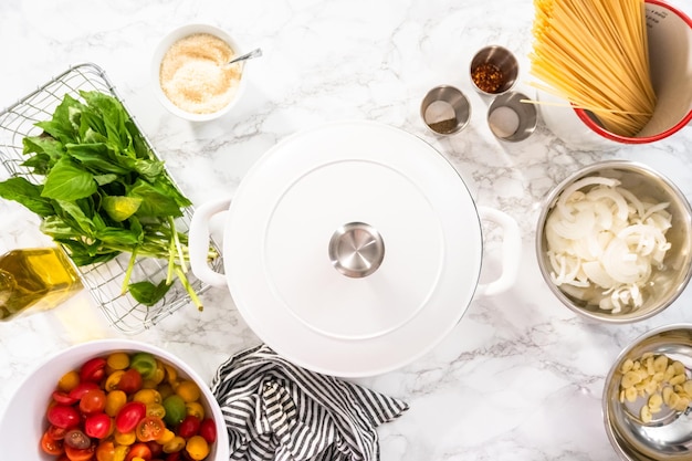 Kuchnia z naczyniami i przygotowywanym daniem