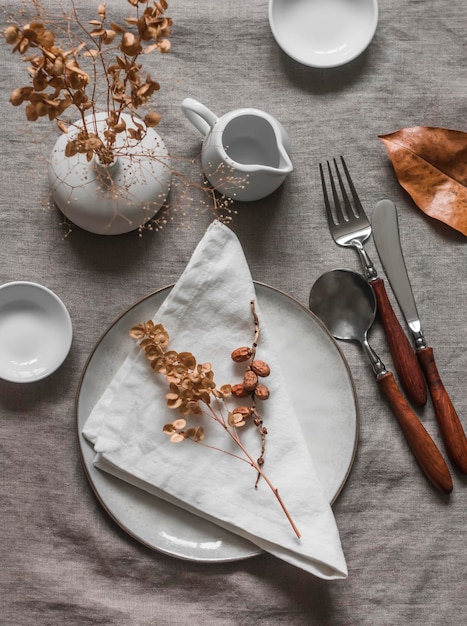 Zestaw talerzy i sztućców na stole